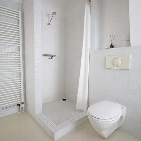 Beautiful 2 Floor Vondelpark Apartment. Bed & Breakfast