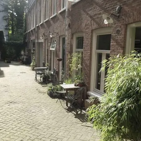 Beautiful 2 Floor Vondelpark Apartment. Bed & Breakfast *