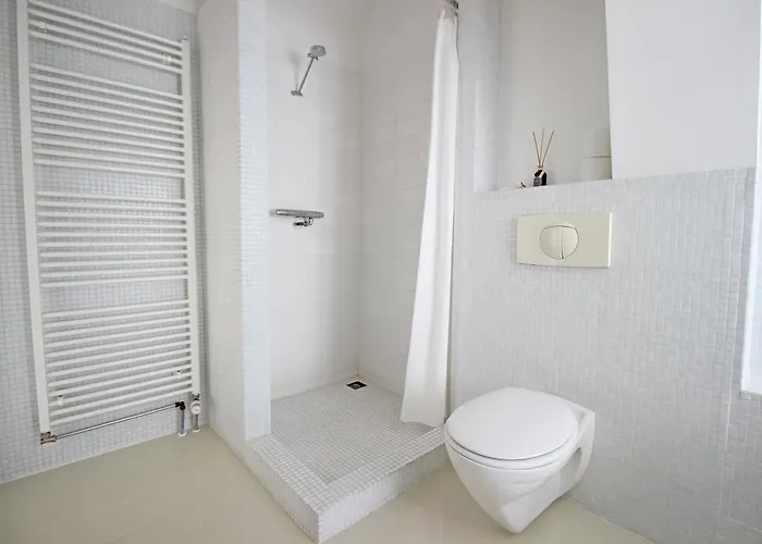 Beautiful 2 Floor Vondelpark Apartment. בית הארחה