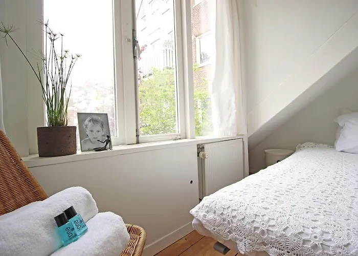 Beautiful 2 Floor Vondelpark Apartment. בית הארחה 3*