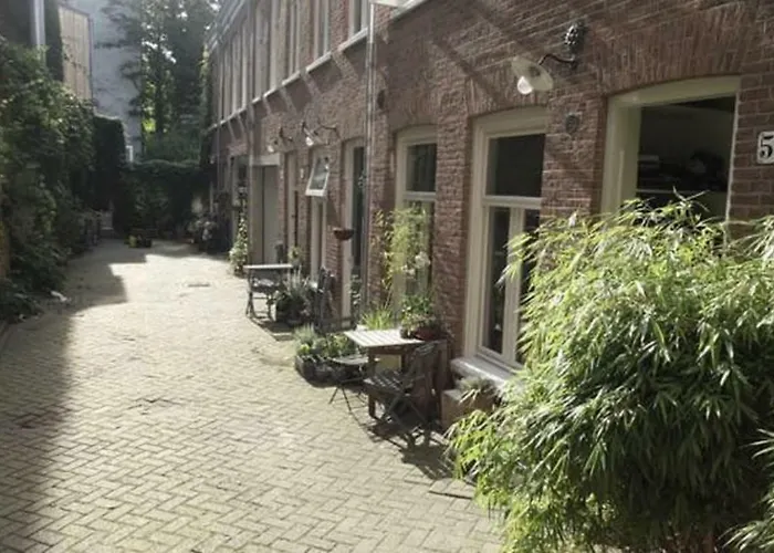 Beautiful 2 Floor Vondelpark Apartment. בית הארחה 3*